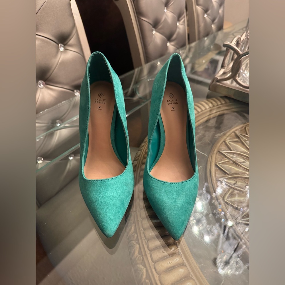 A pair of random green shoes  heel “4 .